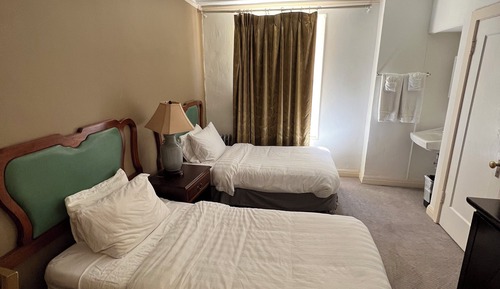 Basic Room, 2 Twin Beds, Shared Bathroom