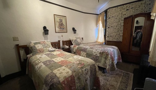 Economy Twin Room, Shared Bathroom