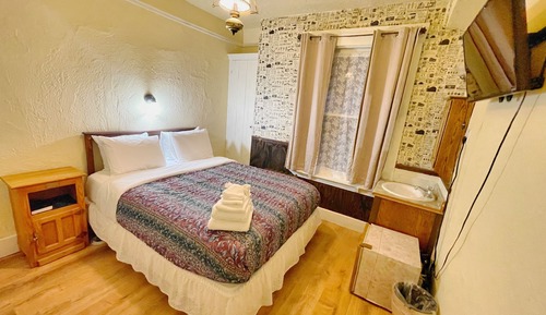 Economy Room, 1 Queen Bed, Shared Bathroom