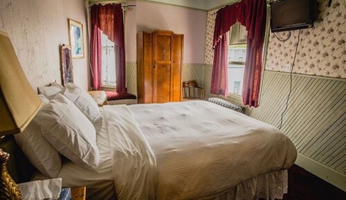 Economy Single Room, 1 Queen Bed, Shared Bathroom