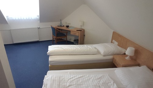Economy Triple Room, Private Bathroom (eigenes Bad im FLUR)