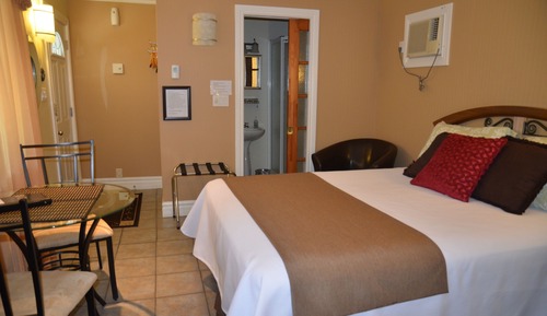 Deluxe Room, 1 Queen Bed, Jetted Tub