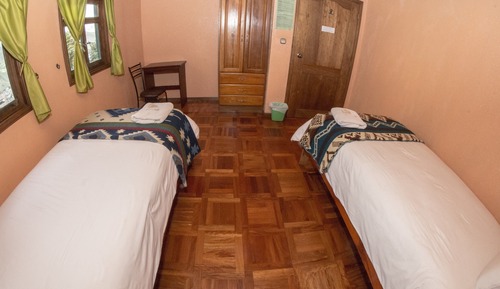Basic Twin Room, 2 Twin Beds, Kitchenette, Garden View (Baño Compartido)