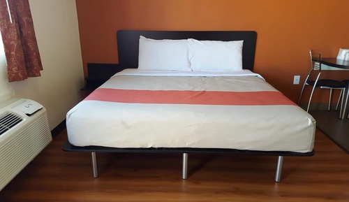 Deluxe Full Bed Disability Access with Bathtub - Non Smoking