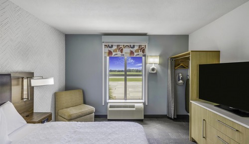 Suite, 1 King Bed, Accessible, Non Smoking (mob/hearing acc w/ bathtub)