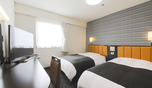 Twin Beds, Smoking