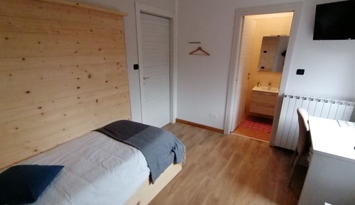 Single Room, Mountain View