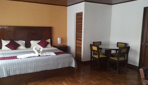 Exclusive Suite, 1 King Bed, Poolside
