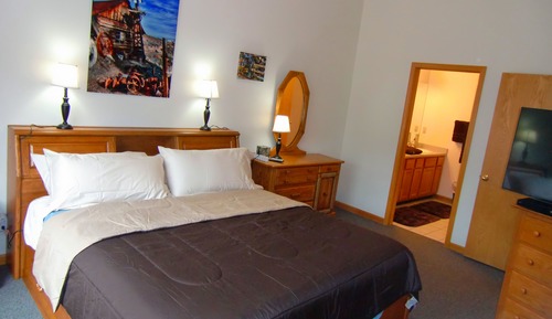 Deluxe King Bedroom with Mountain View