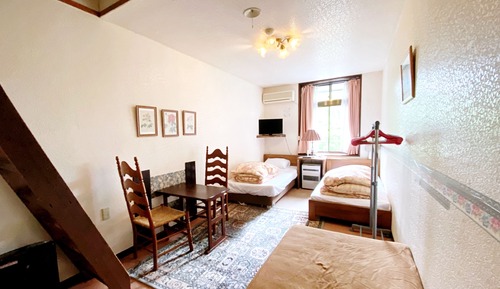 Family Room, 5 Bedrooms, Shared Bathroom