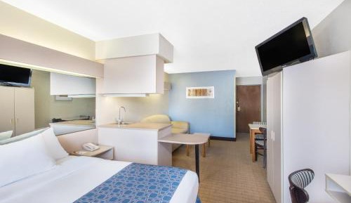 Queen Suite - Mobility and Hearing Accessible/Non-Smoking