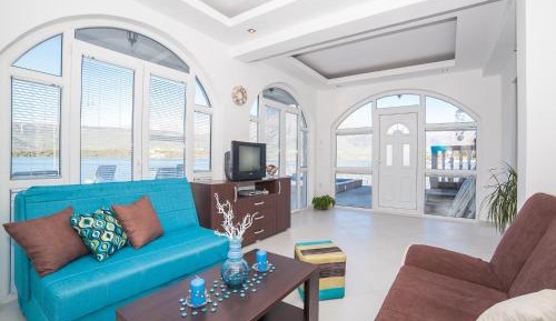Comfort One-Bedroom Apartment with Sea View 