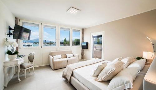 Double Room with Balcony and Lake View