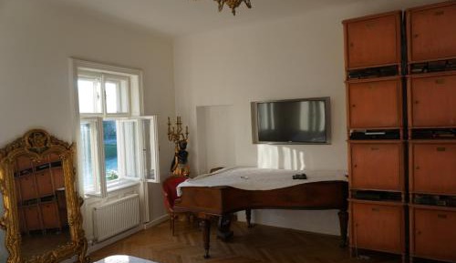 Large Double Room with River View and Separate Bathroom