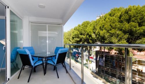 One Bedroom apartment with one large or two single beds