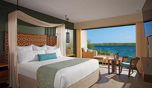 Deluxe Ocean View King Balcony 