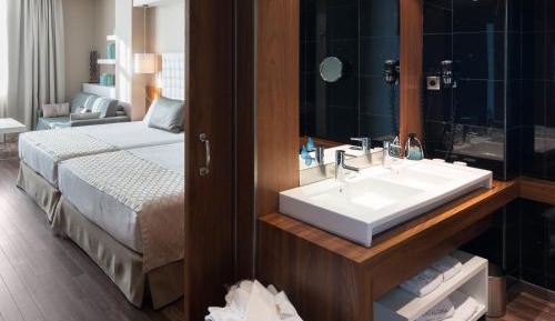 Family Room (2 Adults + 3 Children)