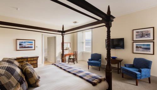 4 Poster Double Room with Loch View