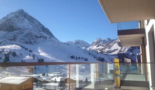 Apartment with Mountain View