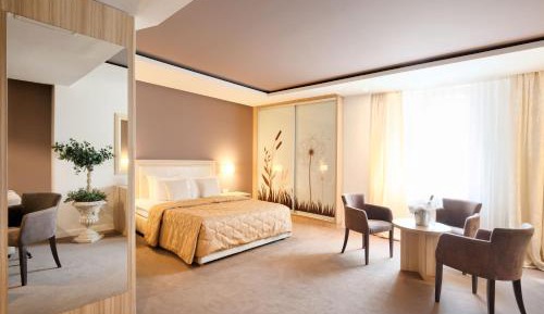 Family Room (2 Adults + 2 Children)