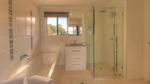 Deluxe One-Bedroom Apartment with Sea View