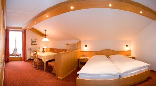 Apartment with Mountain View