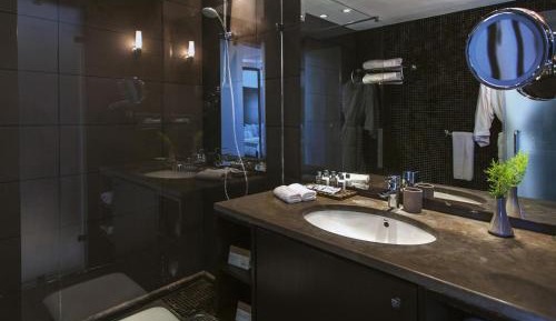 Deluxe King Room with Sea and Pool View
