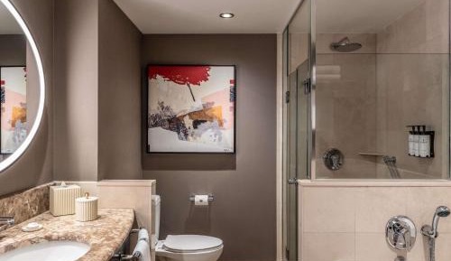 One-Bedroom King Suite with Skyscraper View