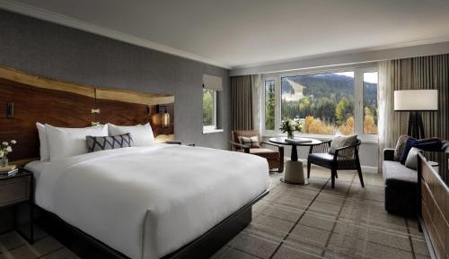 Deluxe King Room with Slopeside View