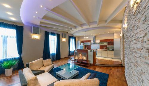 3 bedroom beautiful apartment on Sofievskaya Square center
