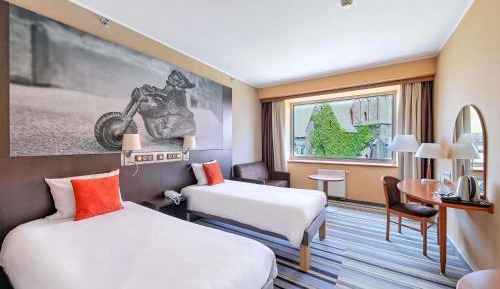 Classic Twin Room with City or Cathedral View