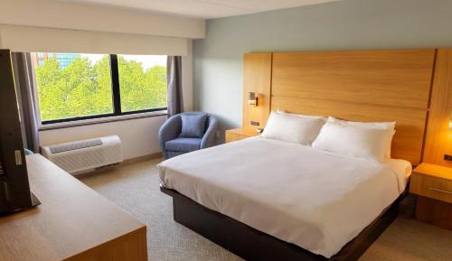 Deluxe King Room with Roll-in Shower - Mobility and Hearing Access/Non-Smoking