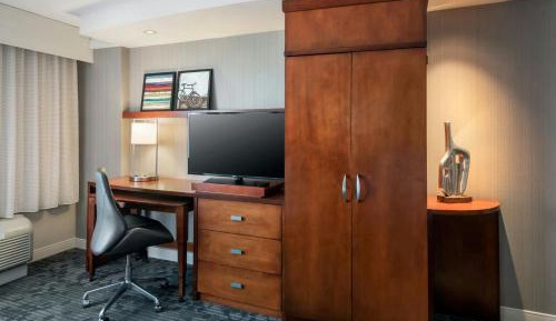 King Room with Sofa Bed and Adapted Tub - Mobility and Hearing Accessible