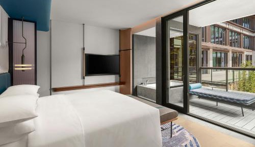 Renaissance King Suite with Garden View and Balcony