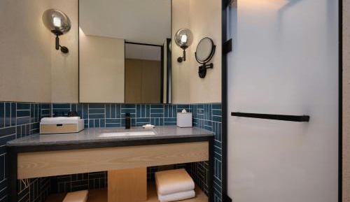 Superior King Room with City View