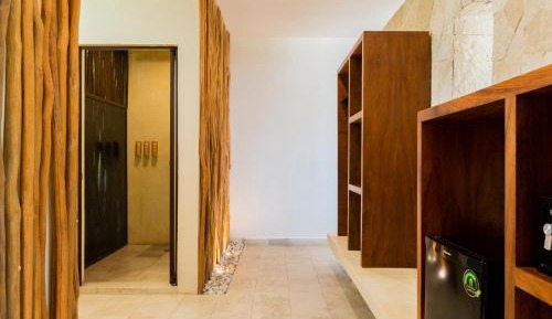 Deluxe King with Balcony Garden View