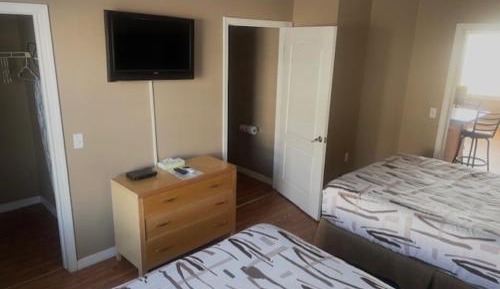 One-Bedroom Queen Suite