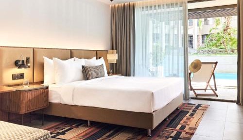 Platinum Swim Up King Room with Pool View