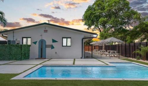 Apartment with Pool View 