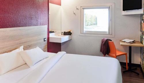 Tandem Room with Shared Bathroom