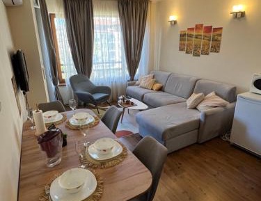 Apartment with Mountain View