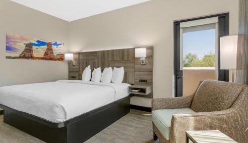 King Room with Patio - Non-Smoking