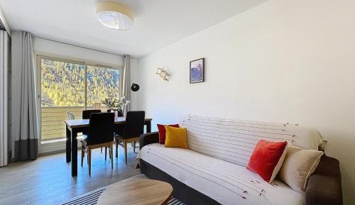 One-Bedroom Apartment with View