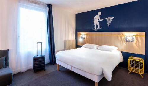 Accessible standard Room with One Double Bed and One Single Bed