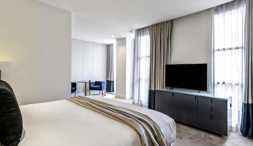 Peppers Premium Deluxe King Room