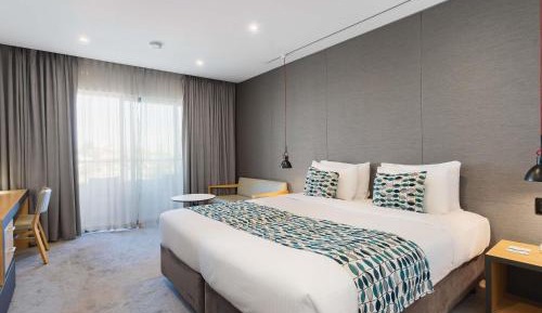 Deluxe Room with One King Bed - City side