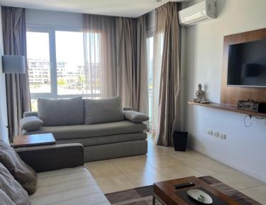 One-Bedroom Apartment with Lake View