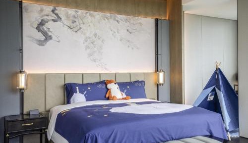 Family Room with City View 