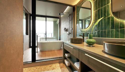 Deluxe Suite with Spa Bath