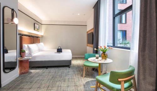 Standard King Room with Courtyard View